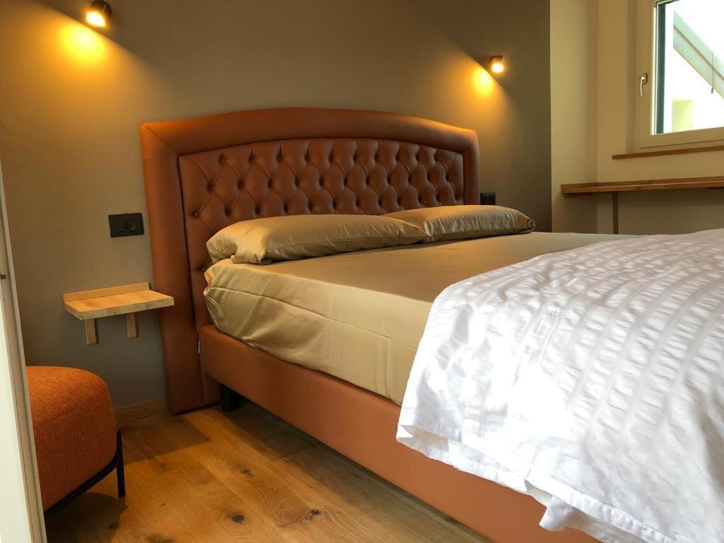 Doppelzimmer mit Balkon und Kanalblick